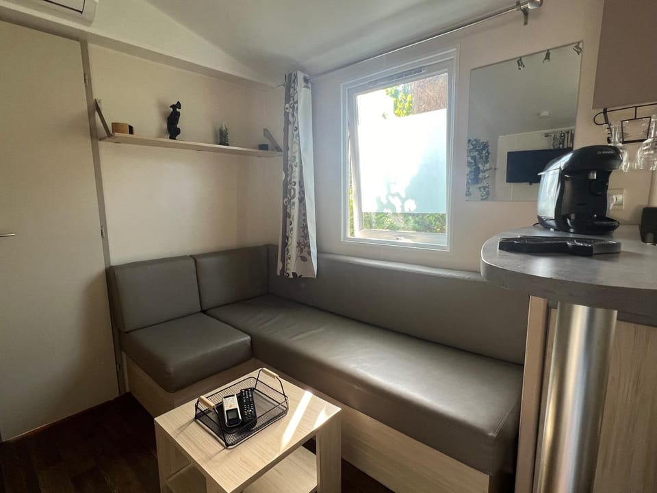 Coffee/tea facilities, Living room, air conditioner