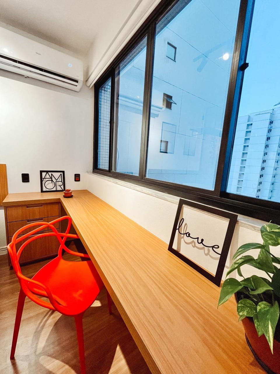 Seating area, internet, air conditioner