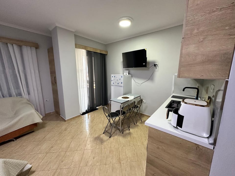 TV and multimedia, Seating area, Dining area