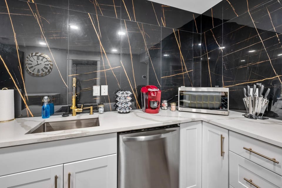 Houston Heights 2BR Getaway with Pool & Free Park Apartment in Houston
