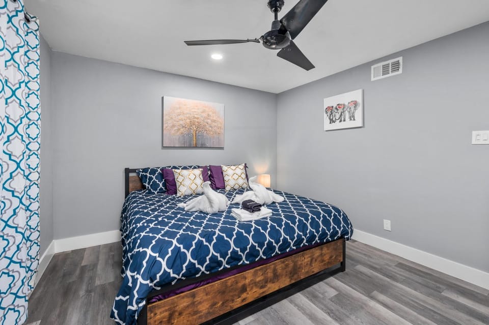 Houston Heights 2BR Getaway with Pool & Free Park Apartment in Houston