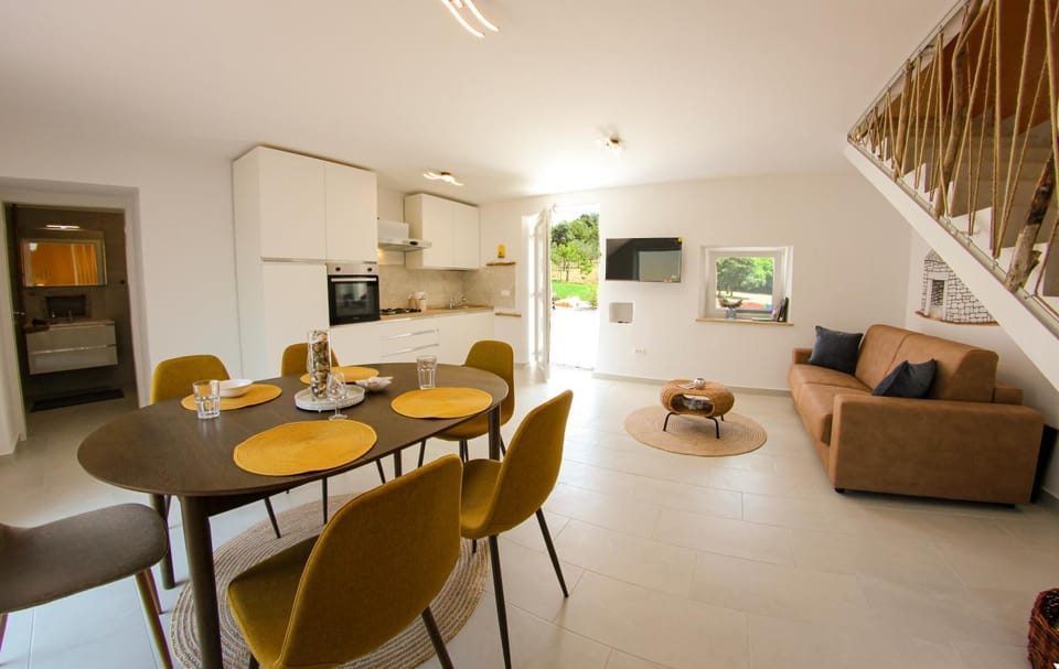 TV and multimedia, Kitchen or kitchenette, Living room, Seating area, Dining area, oven