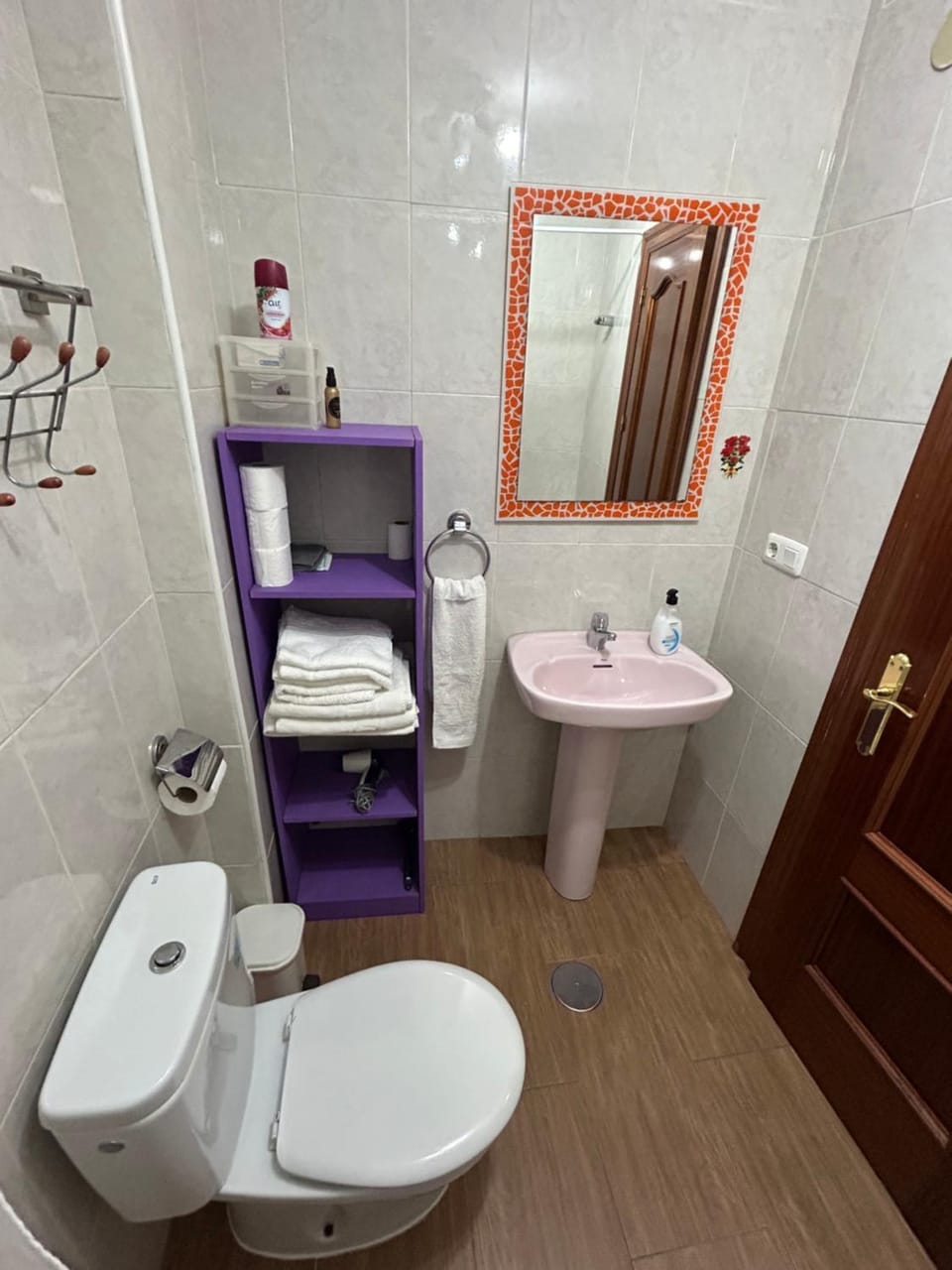 Toilet, towels