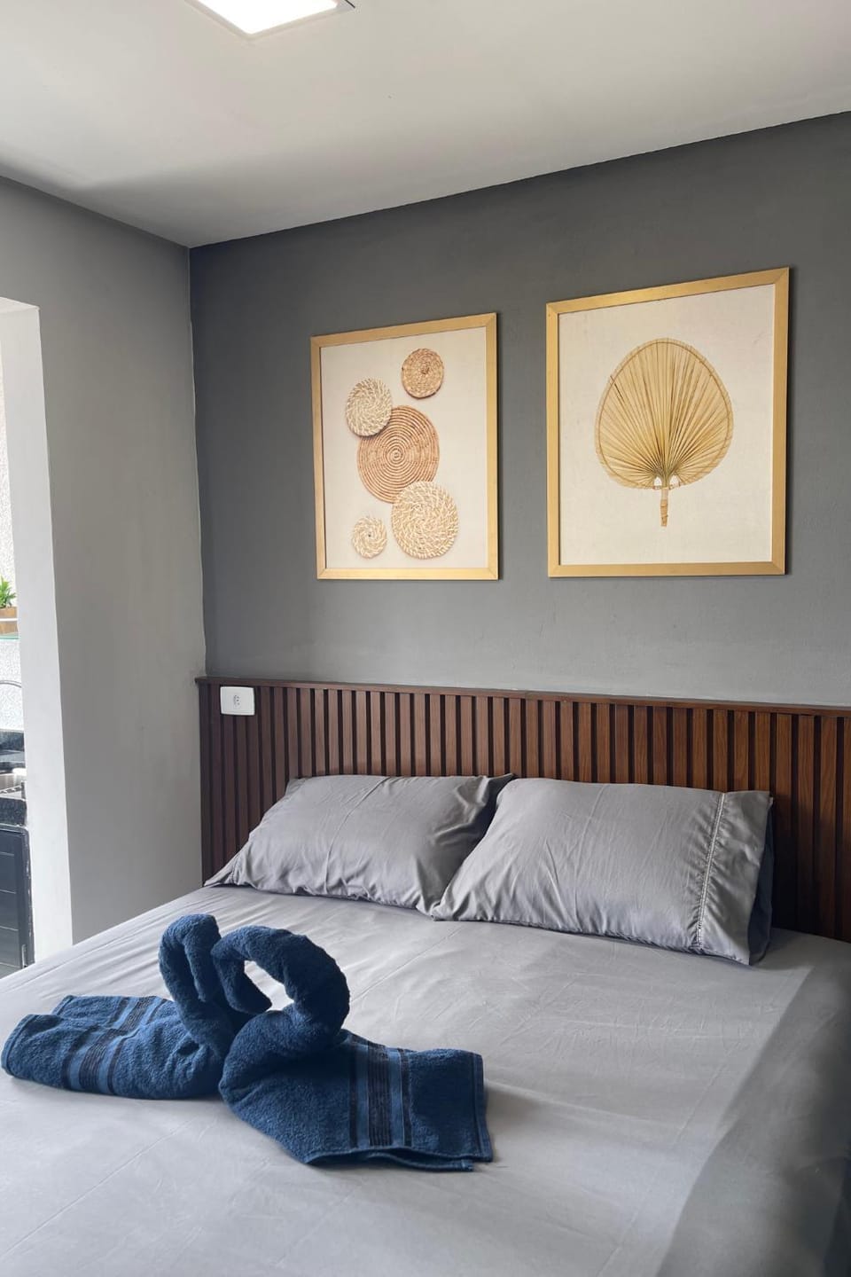 Bedroom, towels