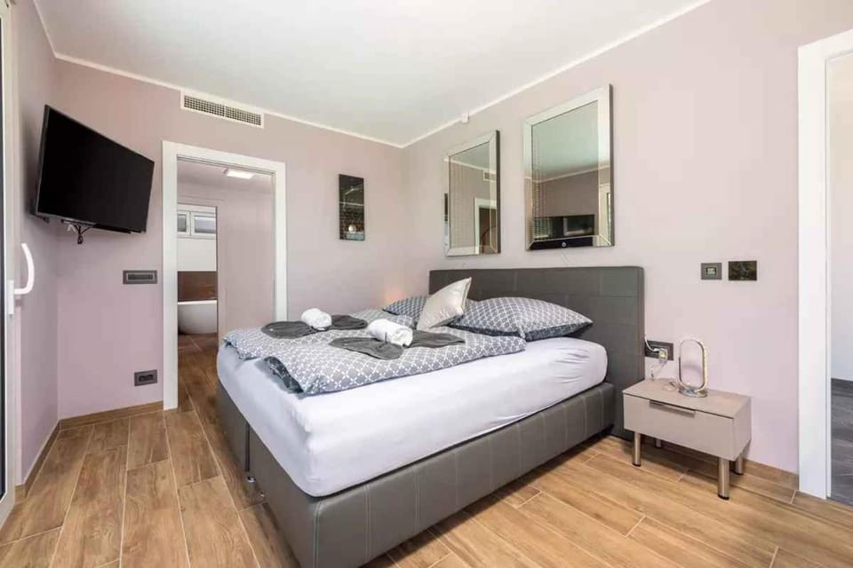 Bathroom, TV and multimedia, Bedroom