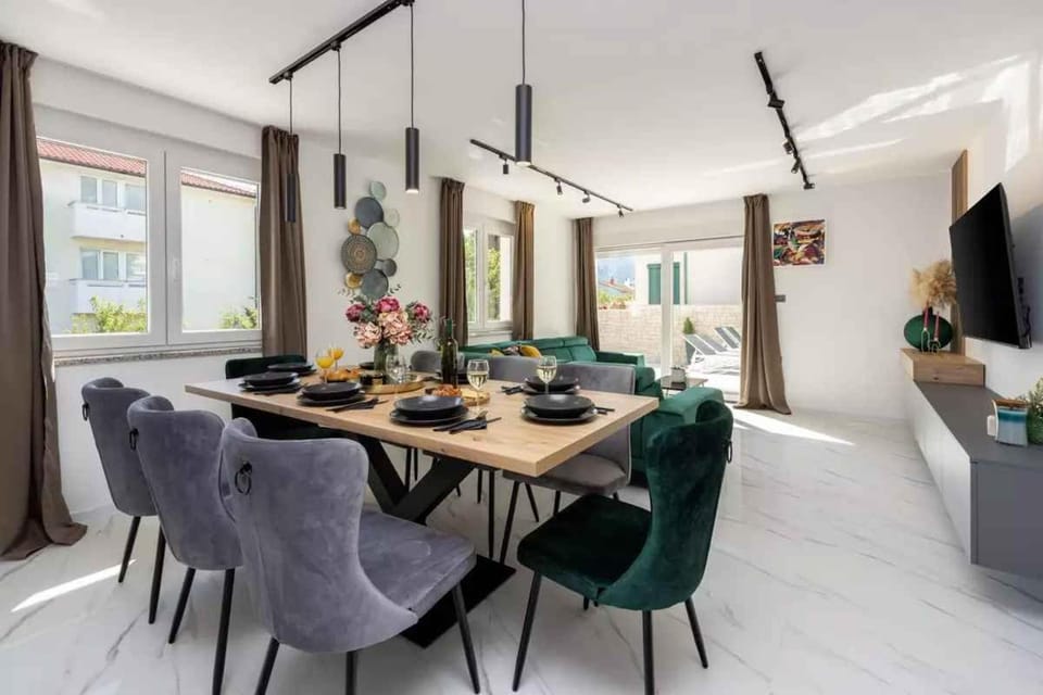 TV and multimedia, Living room, Seating area, Dining area