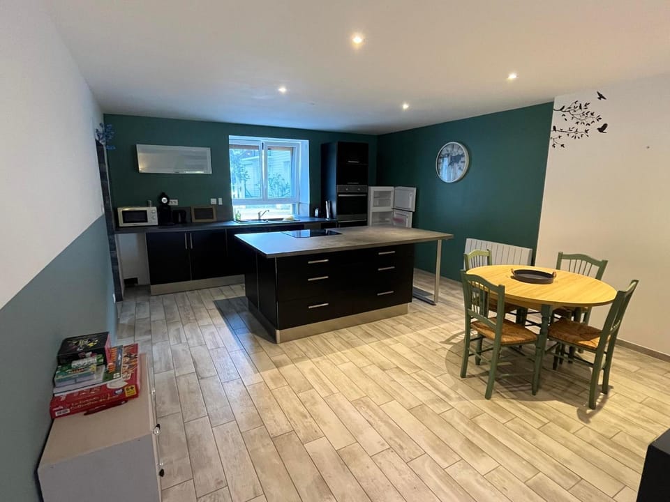 Kitchen or kitchenette, Dining area, stove