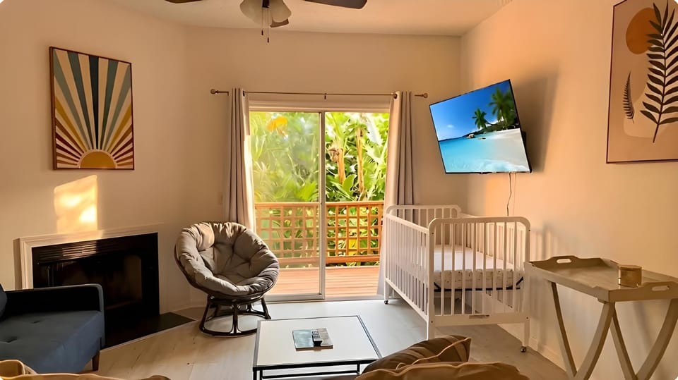 Patio, Patio, TV and multimedia, Living room, Seating area, Dining area, fireplace, air conditioner