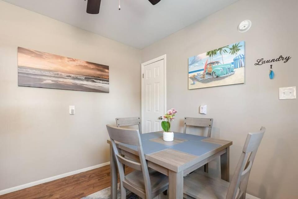 Akron 2 Bed & 1 Bath Close to everything Apartment in Springfield Township