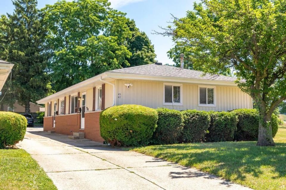 Akron 2 Bed & 1 Bath Close to everything Apartment in Springfield Township