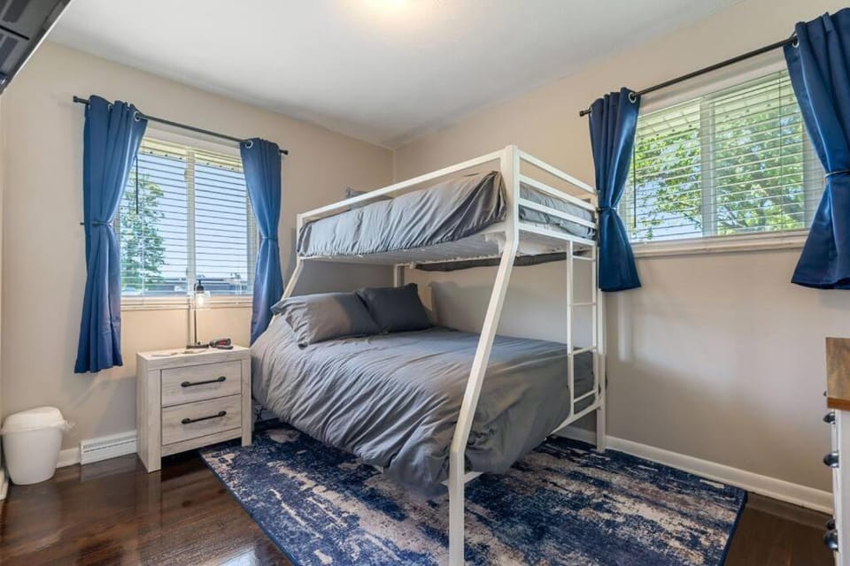 Akron 2 Bed & 1 Bath Close to everything Apartment in Springfield Township