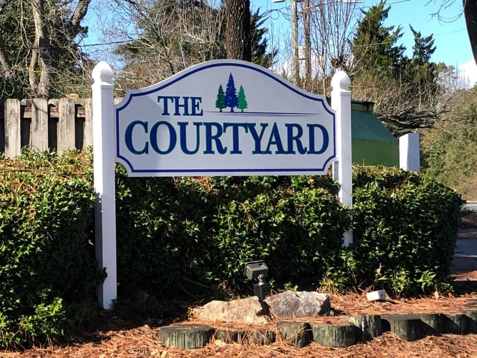 Facade/entrance, Day, Property logo or sign, Logo/Certificate/Sign, Text overlay, Street view