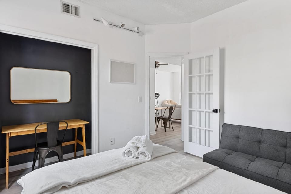 Bed, TV and multimedia, Living room, Photo of the whole room, Seating area, Bedroom, internet, wardrobe, air conditioner