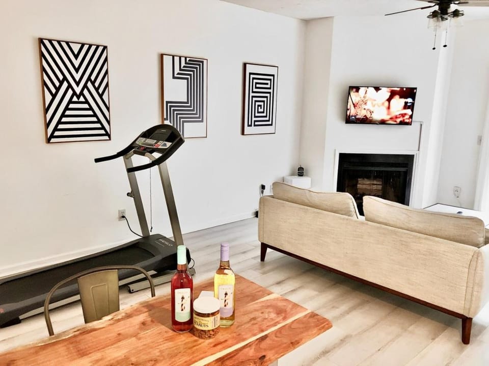 Living room, Food and drinks, Seating area, Dining area, Entertainment, Drinks, Alcoholic drinks, fireplace