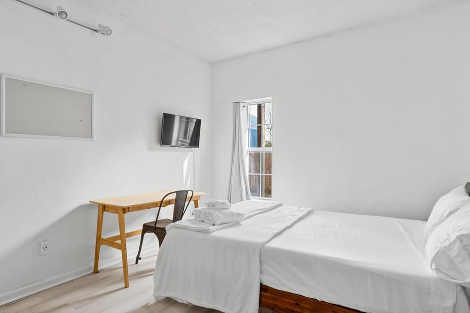 Bed, TV and multimedia, Photo of the whole room, Bedroom, towels, wardrobe, air conditioner