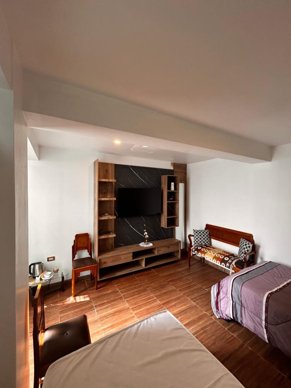Bed, TV and multimedia, Photo of the whole room, Bedroom