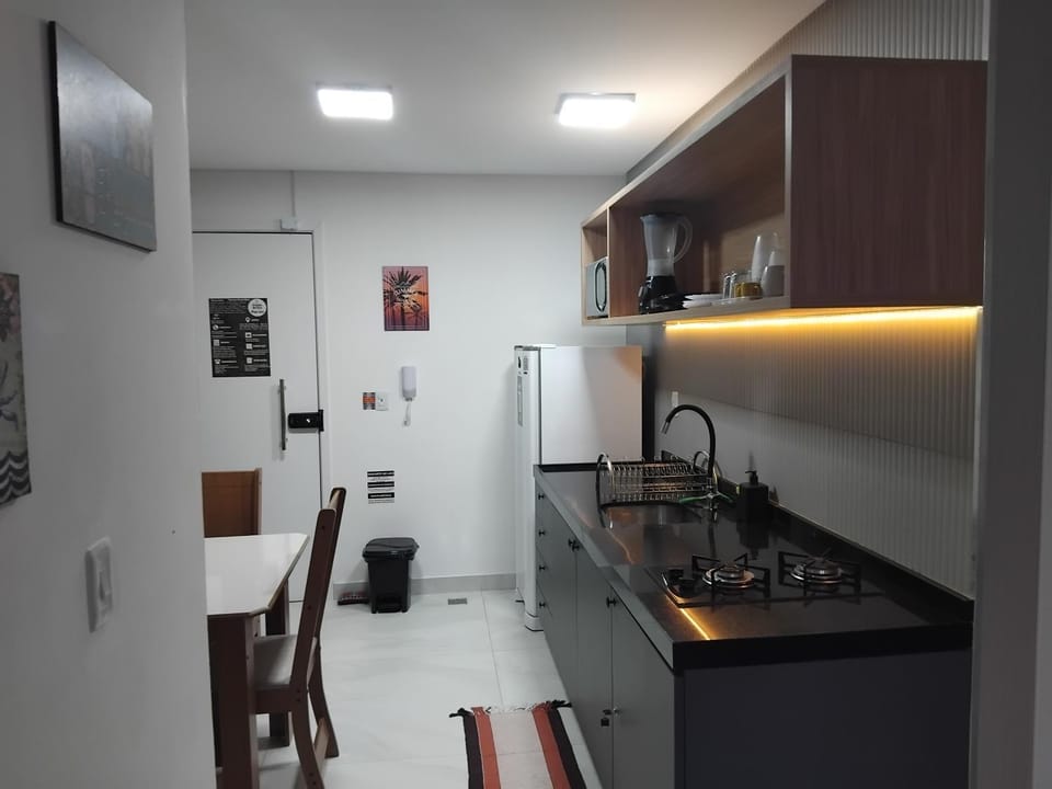 Coffee/tea facilities, Kitchen or kitchenette, Dining area, stove
