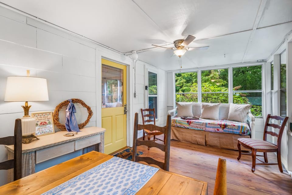 Living room, Photo of the whole room, Seating area, Dining area