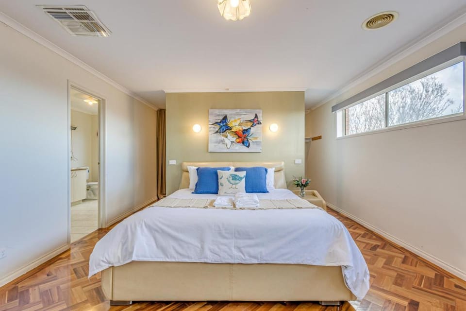 StayAU Family Home Comfort in Caroline Springs House in Melbourne