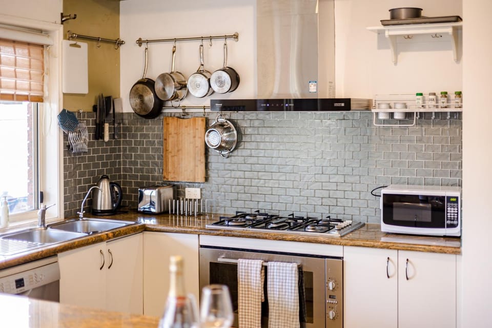 Coffee/tea facilities, Kitchen or kitchenette, dishwasher, stove, toaster