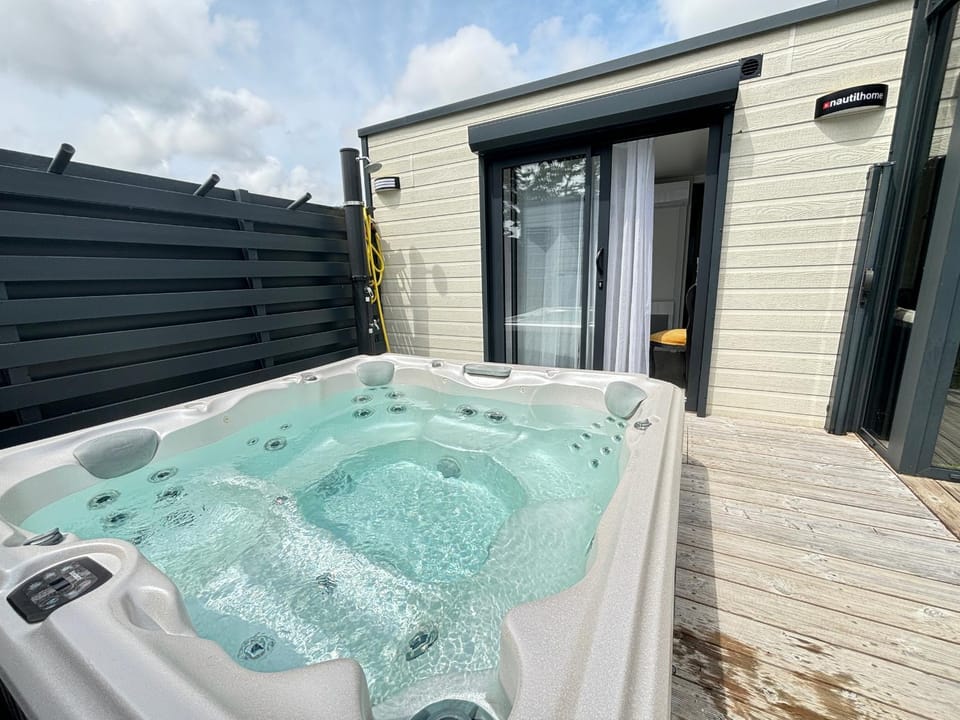 Cottage Luxe 3 Chambres, Jacuzzi, Piscine et Parking à 12 km des Sables d'Olonne - FR-1-197-608 Chalet in Pays de la Loire
