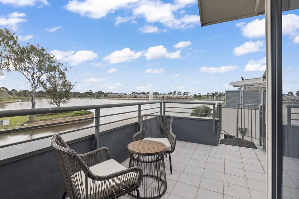 Lakeside 3-Bed Family Home with Amazing Views House in Melbourne