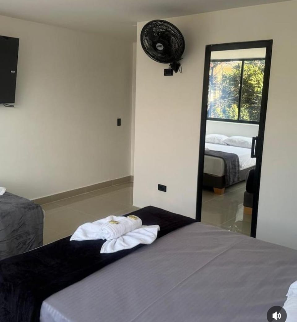 Bed, TV and multimedia, Photo of the whole room, Bedroom, towels