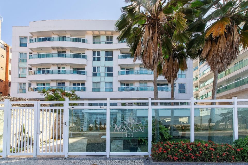 Lindo Apto, Prédio beira mar c/ Piscina e Hidro House in Cabo Frio