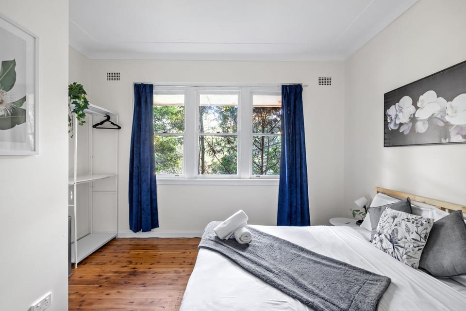 Stylish Double Room - Seconds to Transport & Shops - Shared Bathroom Bed and Breakfast in Sydney