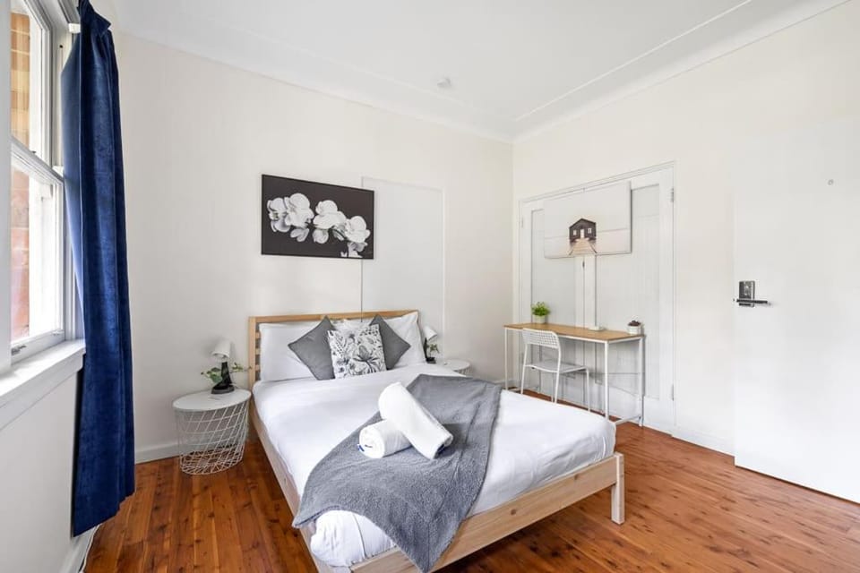 Stylish Double Room - Seconds to Transport & Shops - Shared Bathroom Bed and Breakfast in Sydney