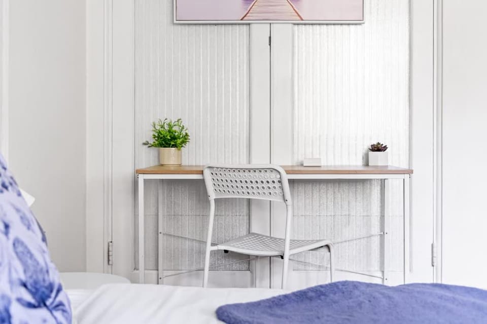 Stylish Double Room - Seconds to Transport & Shops - Shared Bathroom Bed and Breakfast in Sydney