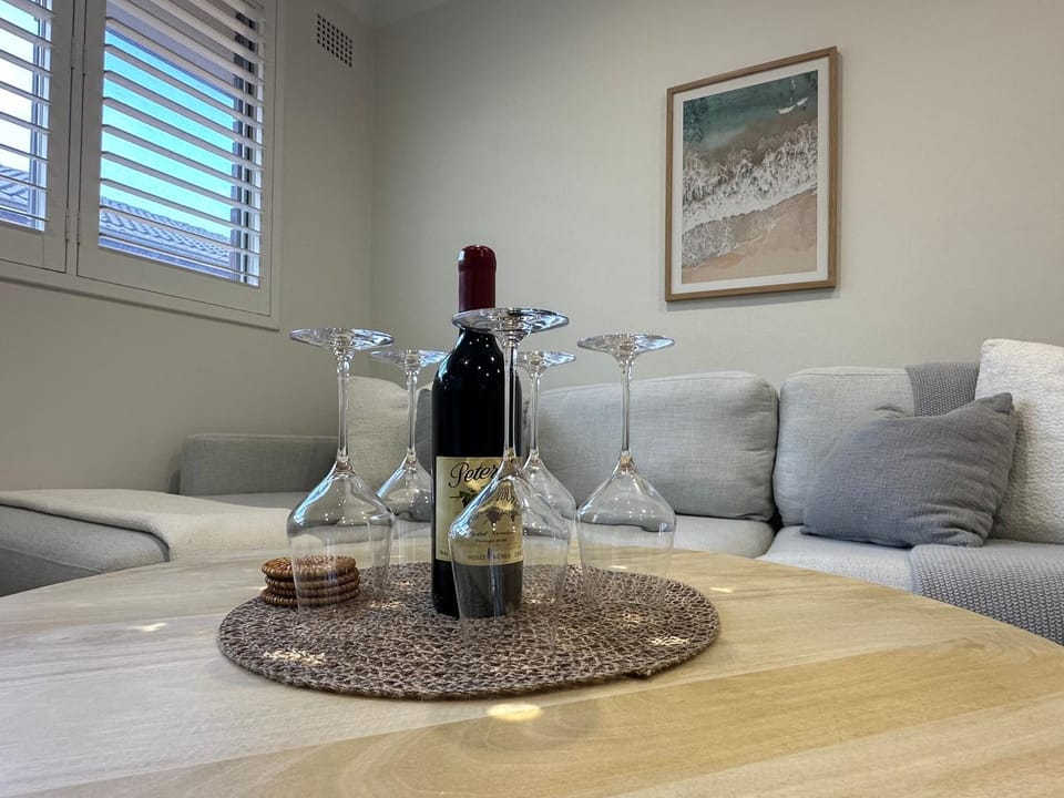 Living room, Food and drinks, Photo of the whole room, Seating area, Dining area, Drinks, Alcoholic drinks