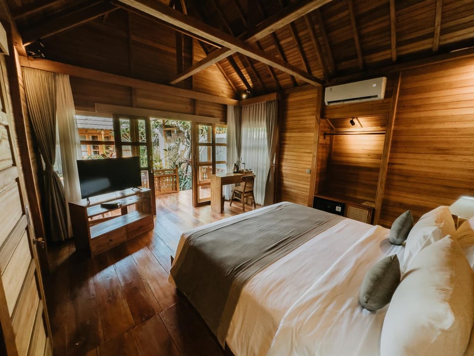 Bed, TV and multimedia, Bedroom, minibar, wardrobe