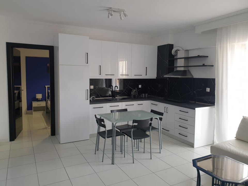 Kitchen or kitchenette, Dining area, oven, stove