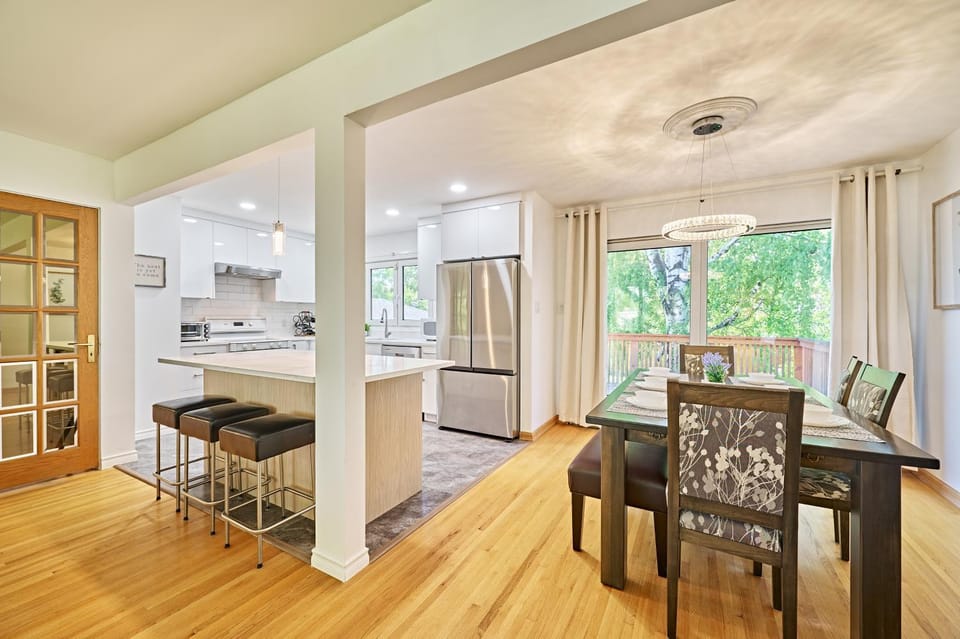 Kitchen or kitchenette, Seating area, Dining area