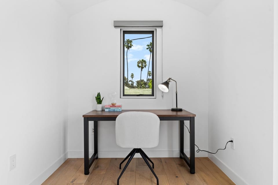 View (from property/room), Decorative detail, Seating area, furniture, internet, air conditioner