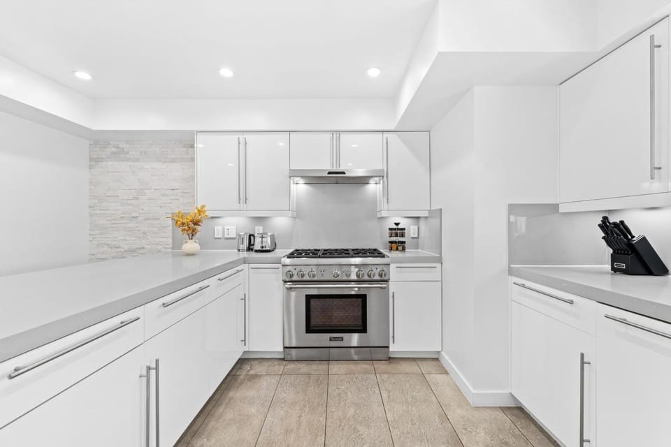 Coffee/tea facilities, Kitchen or kitchenette, dishwasher, oven, stove, kitchen