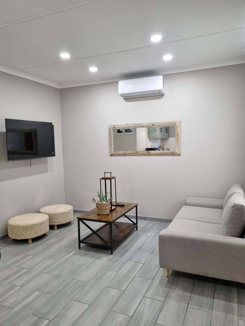 TV and multimedia, Living room, Seating area, air conditioner