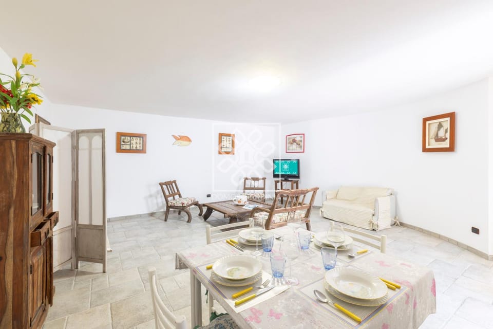 Communal lounge/ TV room, TV and multimedia, Living room, Seating area, Dining area