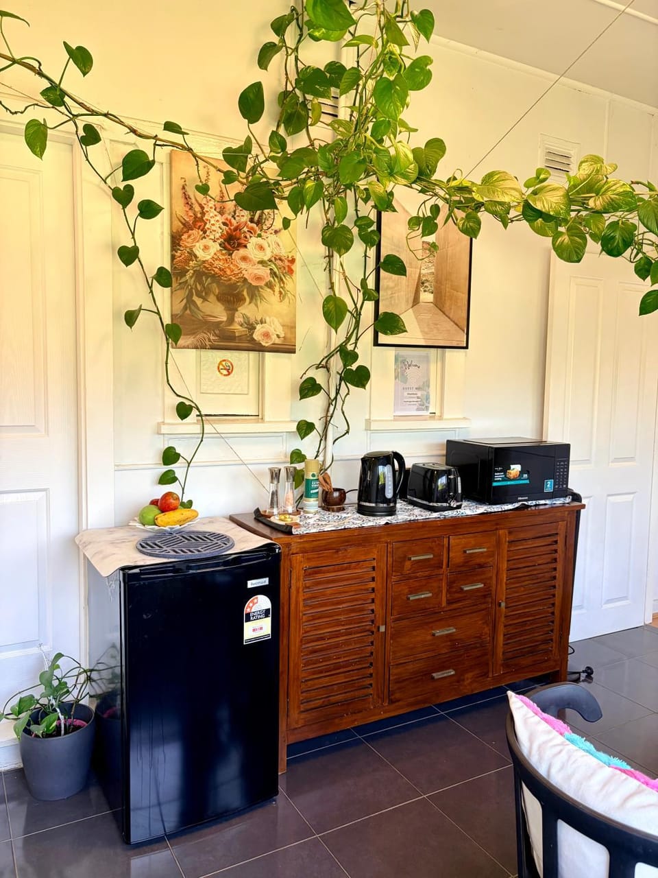 Kitchen or kitchenette, minibar