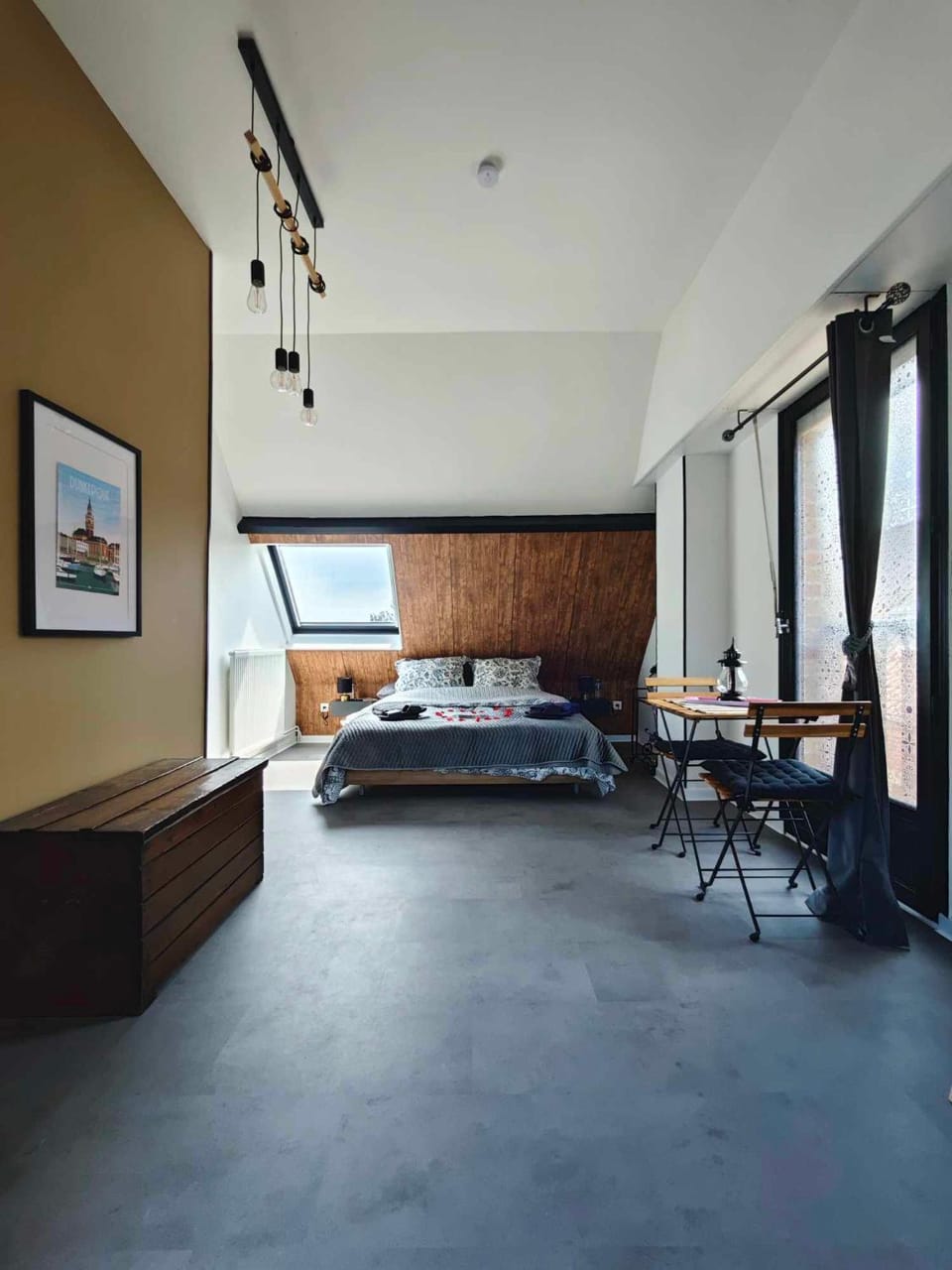 Photo of the whole room, Bedroom