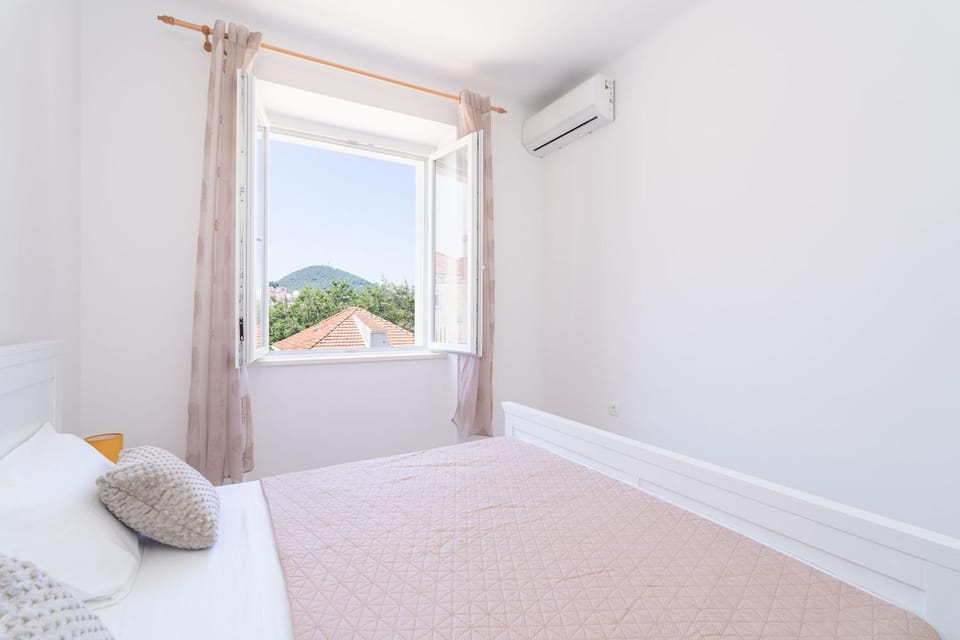 Bed, Bedroom, air conditioner
