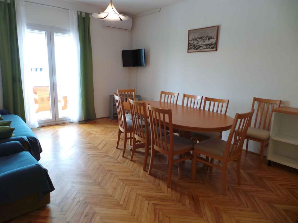 TV and multimedia, Balcony/Terrace, Living room, Seating area, Dining area, air conditioner