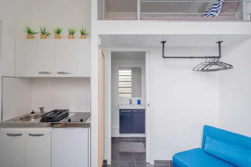 Bathroom, Kitchen or kitchenette, Bedroom, stove