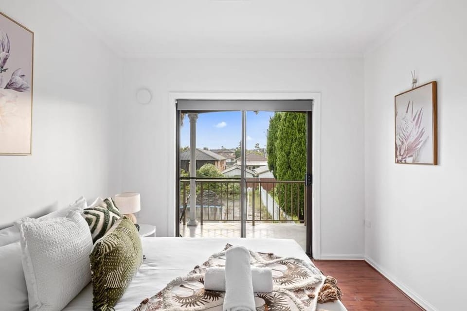 Cozy Private Double Room - Near Stations & Shops - Shared Bathroom Bed and Breakfast in Sydney