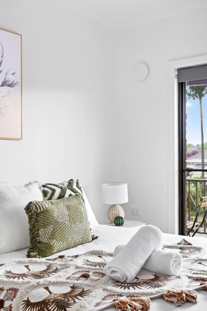 Cozy Private Double Room - Near Stations & Shops - Shared Bathroom Bed and Breakfast in Sydney