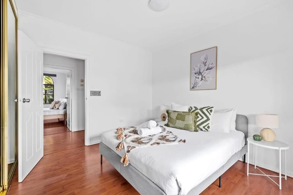 Cozy Private Double Room - Near Stations & Shops - Shared Bathroom Bed and Breakfast in Sydney