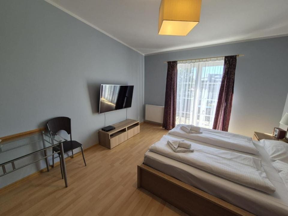 Bed, TV and multimedia, Photo of the whole room, towels