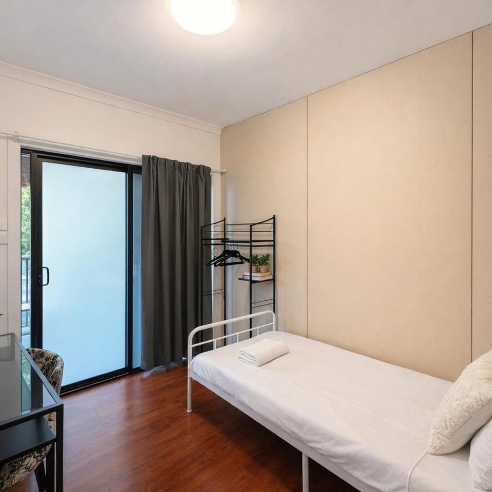 Cozy Private Single Room in Bankstown - Near Transport & Shops - Shared Bathroom Bed and Breakfast in Sydney