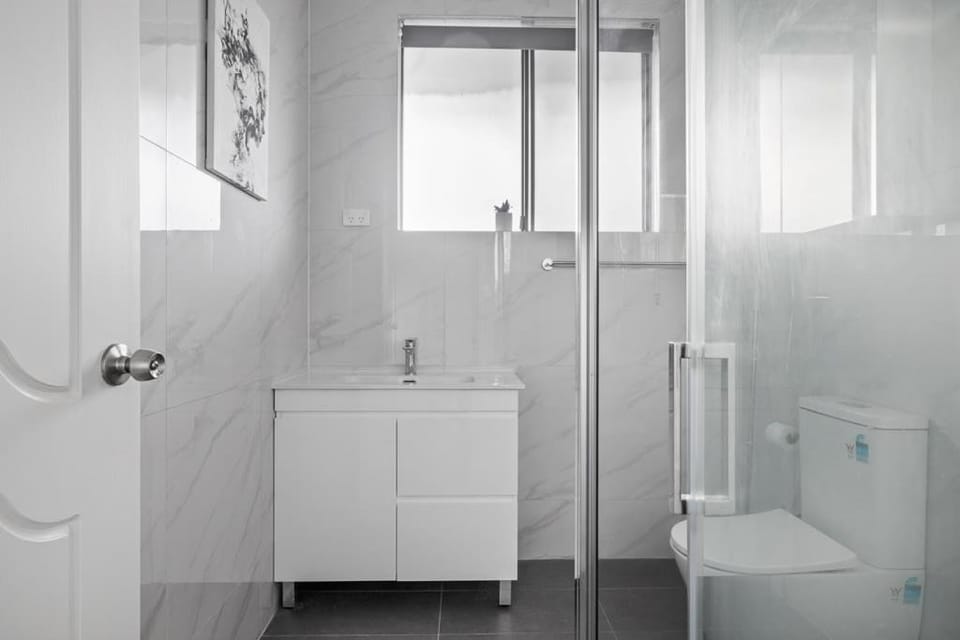 Cozy Private Single Room in Bankstown - Near Transport & Shops - Shared Bathroom Bed and Breakfast in Sydney
